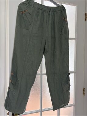 B.Comfort-Fit Olive Green Capris with Button Pocket Details